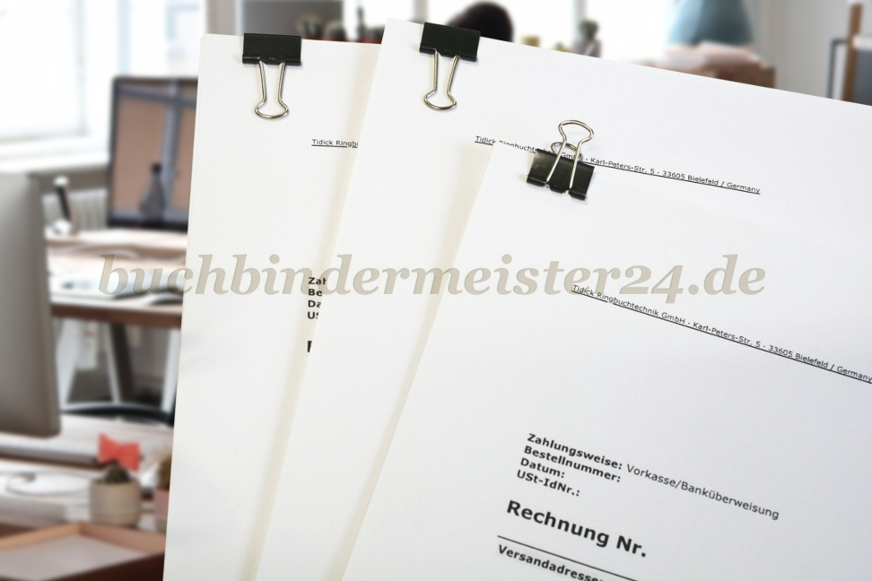 https://www.buchbindermeister24.de/images/Bilder%20Aktuelles/Foldback-Klammern/Foldback%20Klammern%20klein%20Anwendung%202.jpg