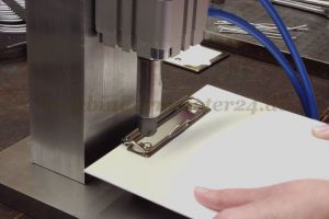 Maschinen-Nieten<br>vernickelt<br>3,8 X 7 X 7,25 mm